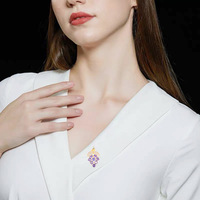 XILIANGFEIZI Petite Broche Unisexe Mignonne en Zircon Motif Raisin, Épingle de Col Anti-dérapante, Cadeau de Mariage Créatif, Accessoires de Fête