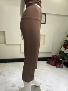 Pantalon Capri personnalisé pour dames 3/4 Pantalon évasé à fente élastique haute ouverture Legging de yoga - Product Image 4