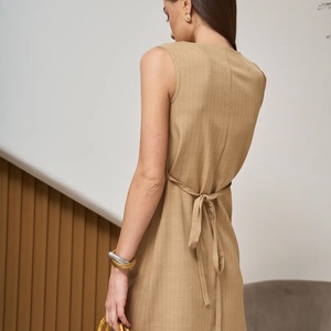 Vestido Casual Elegante para Mujer, Diseño OEM Personalizado, Sexy, Sin Mangas, Verano, Tejido Sólido, Largo hasta la Rodilla, Cuello Redondo, Botones, Beige Blanco - Product Image 4