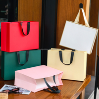 Matte Einfarbige Laminierte Papier-Geschenktüte mit Quadratischem Boden Wiederverwendbare Tragetasche Maßgefertigt für Hochzeit Schmuck Firmengeschenk OEM