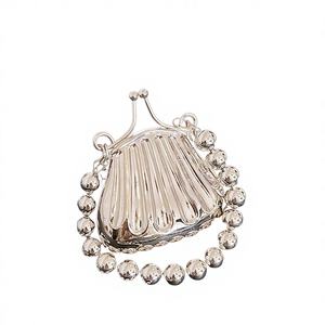 Bolsos de Mano Portátiles de Verano 2025 con Diseño de Concha de Metal y Perla para Mujer - Nuevas Carteras de Diseñador - Product Image 3