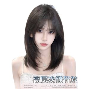 Perruque droite mi-longue pour femme de marque nationale avec frange, haute densité 130%, effet amincissant, look naturel et jeune - Product Image 4