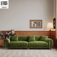 Canapé en chenille vert mousse de style moderne avec accoudoirs en métal mat et chenille ultra-douce pour salons et studios rétro