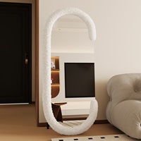 Miroir sur pied asymétrique unique avec bordure en tissu éponge moelleux et rebord duveteux pour la décoration de salon de style nordique – Vente en gros