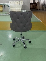 Chaise de bureau pivotante moderne en similicuir avec dossier en tissu, hauteur réglable, base en acier et accoudoirs fixes à réglage manuel