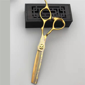 กรรไกรตัดผมสีทองลายดามัสกัส ขนาด 6 นิ้ว รุ่นเรดเบลด สำหรับมือขวา ใช้สำหรับงานเสริมสวย - Product Image 1