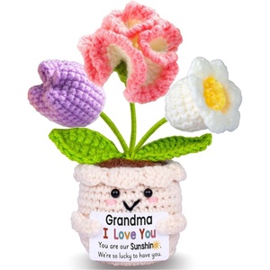 Jolie poupée en crochet faite à la main en forme de tulipe avec 3 fleurs dans un pot, cadeau « Je t'aime » pour Nana, grand-mère, GaGa, fête des mères, anniversaire - Product Image 1
