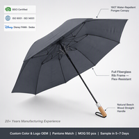 Parapluie d'affaires compact gris sophistiqué avec poignée en bois et boucle de poignet couleur bronze, idéal pour un cadeau d'entreprise VIP haut de gamme