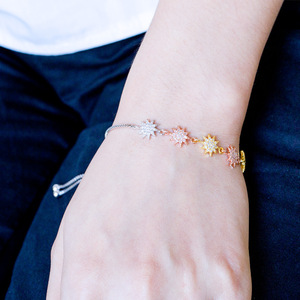 Bracciale da donna alla moda con stella esagerata, gioiello di tendenza con accenti scintillanti, accessorio da polso - Product Image 6