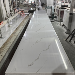 Panel de techo de pared de PVC de alta calidad, impermeable, ignífugo, color <span class=keywords><strong>madera</strong></span>, diseño a rayas para apartamentos interiores, fácil China - Product Image 5