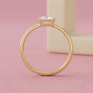 Anillo de Compromiso de Oro con Diamante Ovalado Corte Este-Oeste y Banda Lisa para Joyería Fina Moderna y Minimalista - Product Image 4