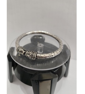 Pulsera Kada Antigua de Plata Oxidada para Hombre y Mujer con Patrón Tallado Exclusivo, Estilo Moderno y Elegante, Atractivo Hindú - Product Image 4