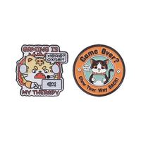 Broches créatives uniques en gros, motif chaton de dessin animé, accessoires mignons en métal, badges représentant un chat jouant, souvenirs