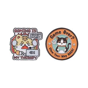 Broches créatives uniques en gros, motif chaton de dessin animé, accessoires mignons en métal, badges représentant un chat jouant, souvenirs - Product Image 1