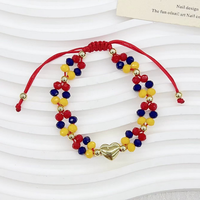 CH-LAT0999 Pulsera de Cuentas Amarillas, Azules y Rojas con Colgante de Fútbol Esmaltado, Joyería Hecha a Mano con Temática Deportiva, Venta al por Mayor