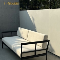 Ensemble de salle à manger d'extérieur moderne avec table et chaises en aluminium et tissu imperméable pour patio, jardin, plage ou hôtel