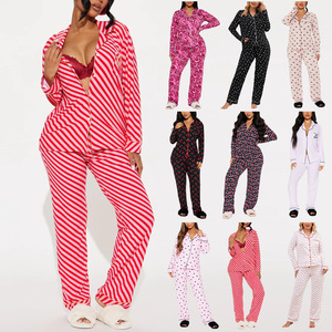Pijamas estampados adorables para niñas con corazones y estrellas y accesorios a juego para dormir para niños. - Product Image 4