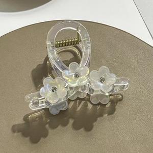 กิ๊บติดผมอะคริลิคประดับเพชรหรูหรา ดีไซน์ลายดอกไม้ กันลื่น ขนาดกลาง สำหรับผมบาง เหมาะสำหรับงานแต่งงานและใช้ในชีวิตประจำวัน - Product Image 2