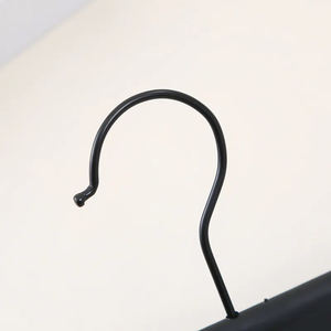 מפעל זול קל משקל פלסטיק שחור צבע מכנסיים קולב - Product Image 3