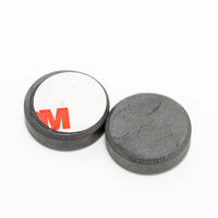 Aimant industriel permanent de disque magnétique noir rond cylindrique de ferrite de taille régulière en stock pour la référence d'échantillon