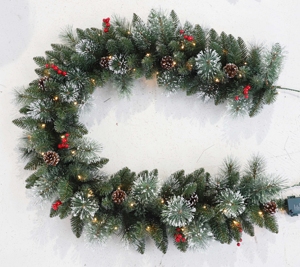 Guirlandes de Noël LED OEM ODM avec pommes de pin et baies pour la décoration de la maison pendant les fêtes - Product Image 1