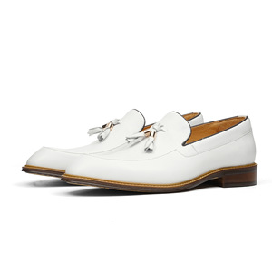 Zapatos formales de negocios para hombre, de cuero vacuno con flecos, estilo nuevo de verano, mocasines blancos, zapatos de cuero de una sola pieza - Product Image 1