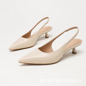 รองเท้าส้นสูงปลายแหลมแบบมีสายรัด - Product Image 1