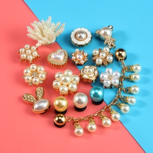 Breloques de chaussures en plastique brillant effet cristal en gros pour accessoires de sabots DIY <span class=keywords><strong>et</strong></span> <span class=keywords><strong>d</strong></span>écorations scintillantes pour femmes <span class=keywords><strong>et</strong></span> filles - Product Image 1