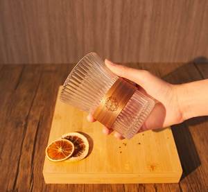 Taza de café de vidrio con diseño vertical de grano de madera, estilo moderno, para oficina, té y zumo, con aislamiento térmico. - Product Image 6