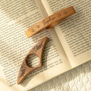 Regalo de Flores de Nacimiento - Porta Libros de Madera Personalizado - Product Image 2