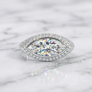 Bague en or 9k, 14k, 18k avec diamant taille marquise serti clos et halo, style Est-Ouest - Product Image 1
