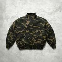 Veste personnalisée avec logo, imprimé camouflage sur toute la surface, en sergé de coton, capuche amovible, doublure matelassée épaisse, fermeture à boutons et à glissière bidirectionnelle