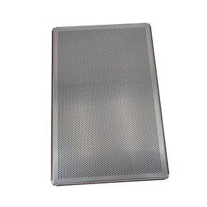 Bandeja de Hornear de Aluminio Rojo Perforada de Alta Calidad con Revestimiento Antiadherente, Bandeja Rectangular Resistente para Repostería - Product Image 4