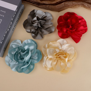 Flor de camelia de satén hecha a mano de 14 cm con acabado brillante para accesorios de ropa, tocados y corsages DIY. - Product Image 2