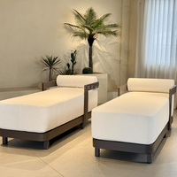 Chaise longue de piscine avec accoudoirs, coussin et traversin pour terrasse extérieure
