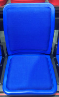 Siège de stade confortable avec dossier rabattable en plastique et assise rembourrée pour gradins / tribunes