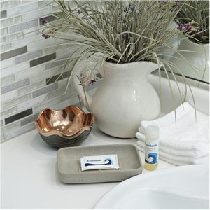 Jabón Sólido Blanqueador Artesanal Boardwalk con Fragancia Floral, Envoltura Individual, 1/2 Barra - 1000/Caja para Bebés - Product Image 1