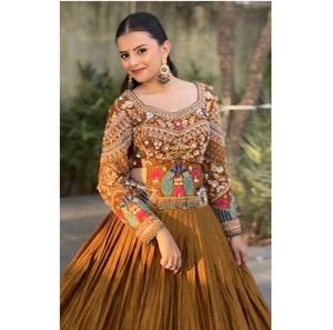 Lehenga Choli en soie Chinnon pour femmes, fabriqué en Inde, avec jupe évasée et dupatta assorti, pour tenue ethnique, disponible à la vente. - Product Image 5