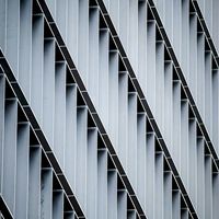 Mur-rideau en panneaux d'aluminium de forme irrégulière Prima, conception renforcée, cadre dissimulé, pour immeuble de bureaux