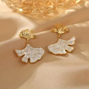 ต่างหูมุกชุบทองคำขาว S925 ดีไซน์หรูหรา ใบแปะก๊วยคู่ สำหรับผู้หญิง ดีไซน์สง่างาม แฟชั่นยอดนิยม - Product Image 1