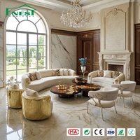 Luxuriöses Samt-Sofa mit Skulpturaler Kurvatur und Bouclé-Bezug, Goldene Messingverzierung am Untergestell für Villenmöbel, Vollständig Anpassbarer Service