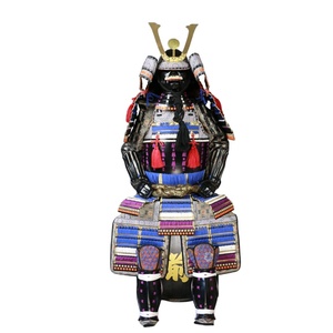 Armure Yoroi japonaise traditionnelle artisanale avec lacets en soie complexes, tenue de guerrier noire avec casque doré - Product Image 1