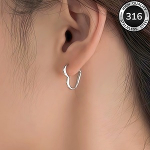 Boucles d'oreilles Huggie en acier inoxydable 316 plaqué or en forme de cœur pour femmes, idéales pour les fêtes et les cadeaux, boucles d'oreilles transfrontalières en gros - Product Image 1