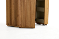 Meuble de rangement à vin moderne en chêne et acier inoxydable à 2 portes, unité de chevet compacte avec façades cannelées