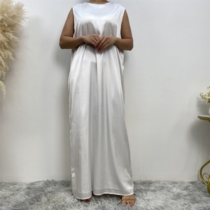6595* Robe intérieure Abaya légère unie à col rond sans manches en satin lisse pour l'été avec doublure - Product Image 3