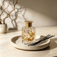 Bouteille diffuseur de parfum 180 ml avec fond épais, pompe pulvérisatrice, bouchon, sérigraphie couleur personnalisée et bâtonnets en fibre