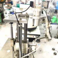 Machine automatique haute vitesse pour l'insertion de feuilles d'aluminium à l'épreuve des enfants, bouchon de bouteille de qualité alimentaire en acier inoxydable