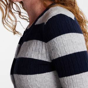 Cardigan en tricot torsadé rayé pour femme, col rond, boutonné, manches longues, pull court en tricot, personnalisable OEM - Product Image 2