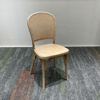 Wetterfeste Rattan-Rückenlehne PP-Kunststoff-Stühle Elegante Natürliche Holzoptik Sitzgelegenheiten für Landhaus-Hochzeit Esszimmer