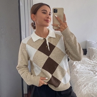 PRETTY STEPS Automne/Hiver 2026 Pull en maille jacquard diamant à col polo semi-ouvert et blocs de couleur pour femme